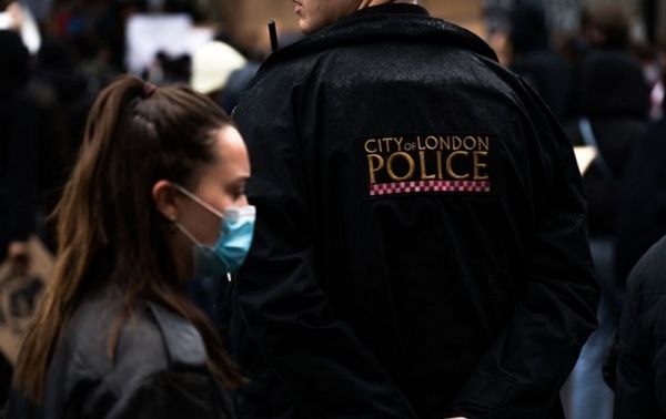 Полиция пригрозила врываться в дома британцев на Рождество
