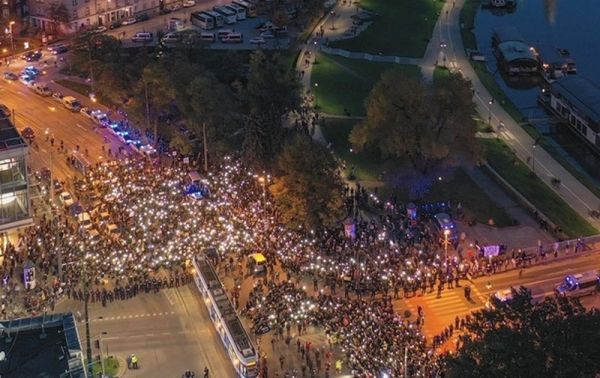 В Польше протестующие против запрета абортов начали перекрывать дороги