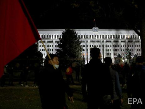 Протестующие в Кыргызстане захватили здание парламента