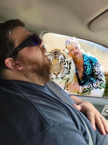 Уснувший в авто мужчина стараниями жены стал звездой мемов