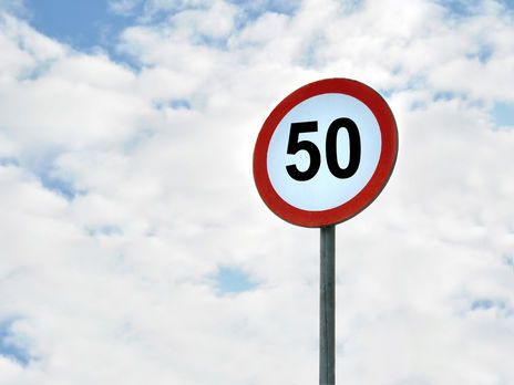 В Киеве почти на полгода ограничат скорость до 50 км/час на семи участках. Список