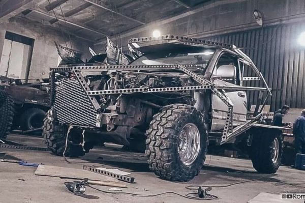 Мужчина превратил Toyota Land Cruiser в броневик в стиле фильма «Безумный Макс»