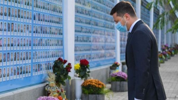 Зеленский возложил цветы к Стене памяти в честь Дня защитника Украины