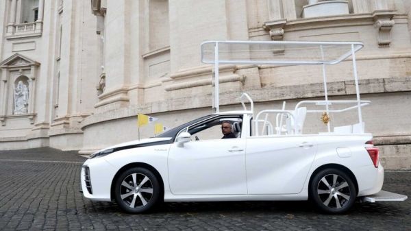 Папе Римскому подарили японское авто на водородном топливе