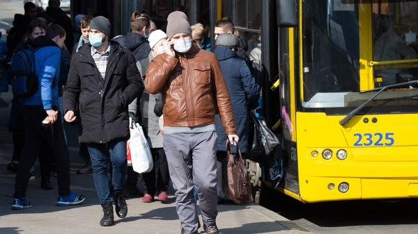 В Киеве две женщины устроили драку в трамвае из-за того, что одна из них не надела маску