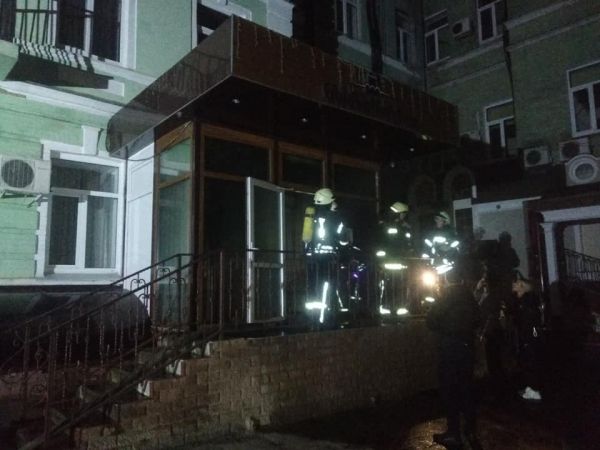В Киеве на ул. Ярославов Вал случился пожар в отеле, пожарные эвакуировали через окно двух детей