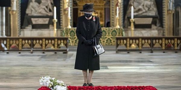 Елизавета II впервые с марта вышла на улицы Лондона. Фото