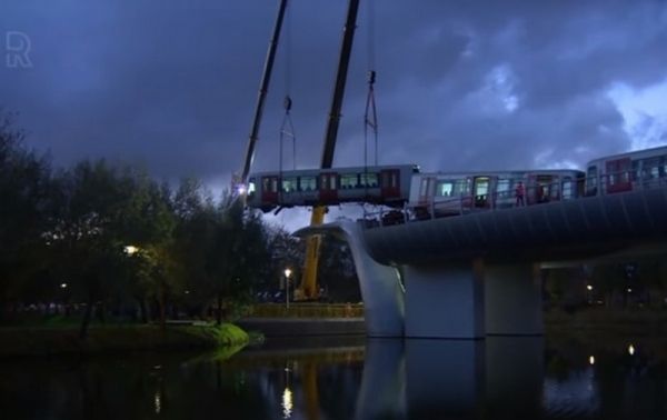 В Нидерландах зависший на скульптуре вагон метро опустили на землю. Видео