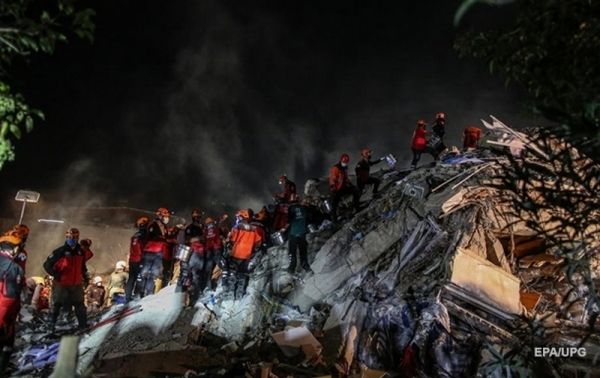 Землетрясение в Турции: число пострадавших превысило 800 человек