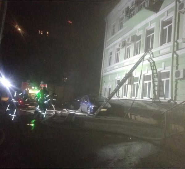В Киеве на ул. Ярославов Вал случился пожар в отеле, пожарные эвакуировали через окно двух детей