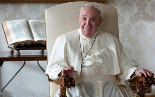Ватикан начал расследование из-за скандального «лайка» Папы Римского