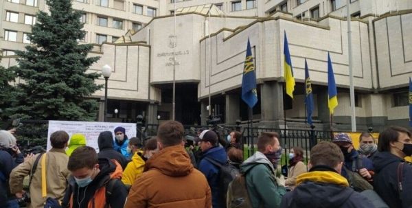 Под стенами КСУ проходит масштабный митинг националистов