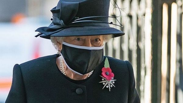 Елизавета II впервые с марта вышла на улицы Лондона. Фото