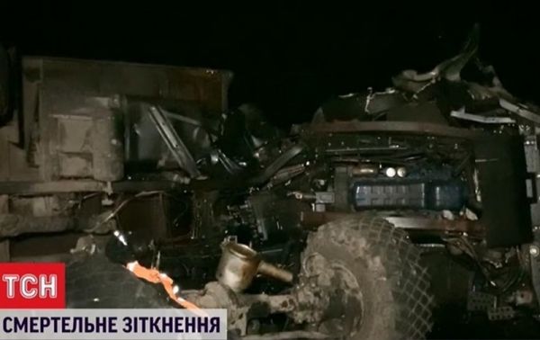 В Кировоградской области военный грузовик протаранил работников дорожной службы и перевернулся
