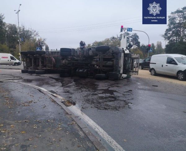 В Киеве на площади Т. Шевченко перевернулась фура