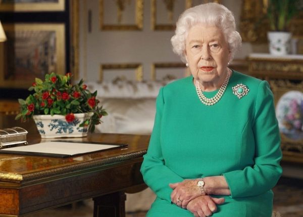 Королева Великобритании Елизавета II привилась от коронавируса