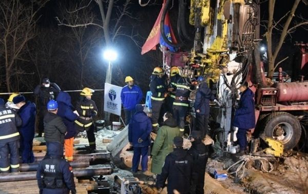 В Китае шахтеры, находящиеся под завалами, сумели передать спасателям записку