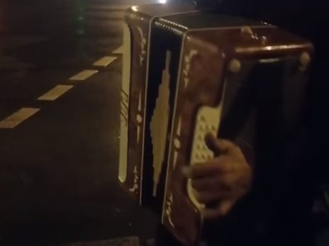 В Киеве водитель с признаками алкогольного опьянения сыграл патрульным на баяне. Видео
