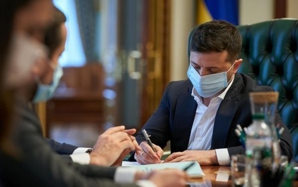Зеленский отозвал свой законопроект о роспуске КСУ