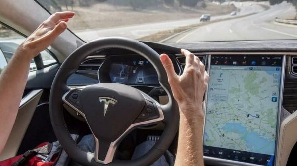 Tesla отзывает более 100 тысяч электромобилей из-за опасной ошибки