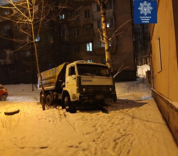 В Киеве пьяный водитель КамАЗа застрял в сугробе, ранее его лишили водительских прав за нетрезвое вождение
