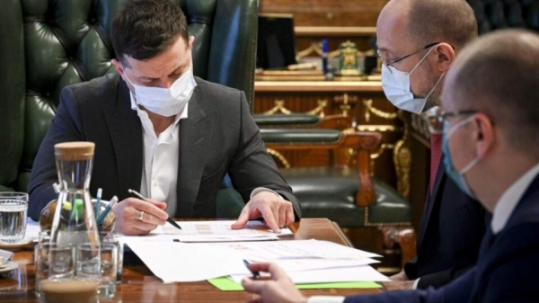 Пасха в условиях пандемии: Зеленский провел совещание с правительством