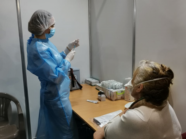 В Киеве начал работу центр вакцинации от COVID-19. Из 8 тыс. зарегистрированных согласились привиться 560 человек