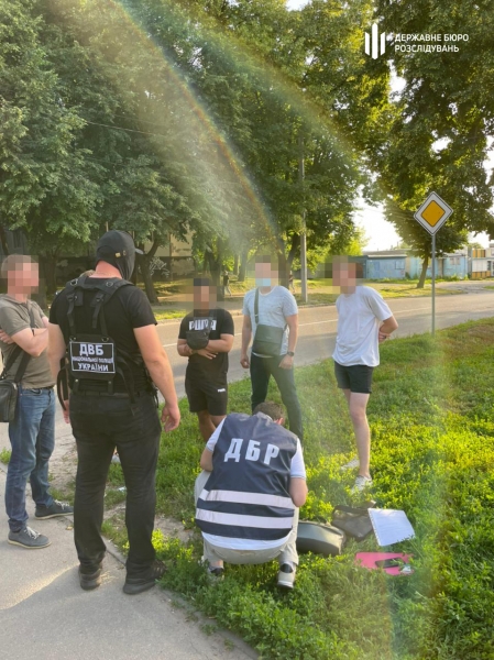 В Харькове ГБР задержало полицейского за сбыт наркотиков через "закладки"