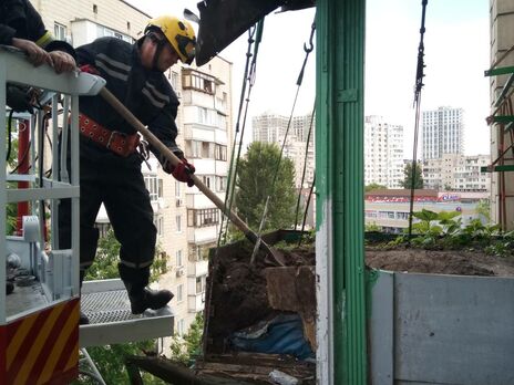 В Киеве обвалился балкон с почти тонной грунта – на нем устроили огород с клубникой