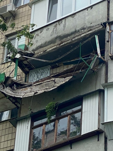 В Киеве обвалился балкон с почти тонной грунта – на нем устроили огород с клубникой