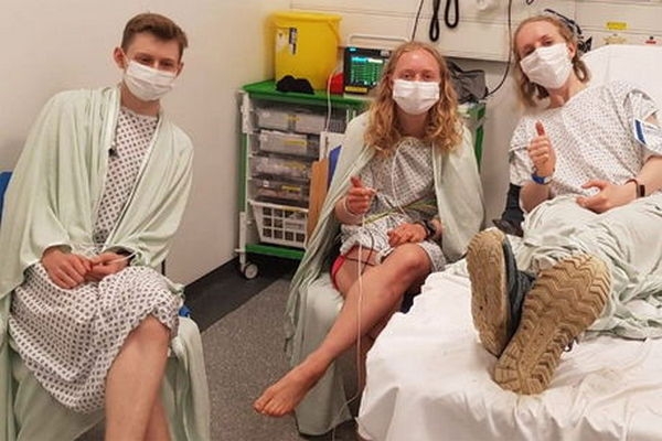Трое британцев сделали селфи с молнией и оказались в больнице