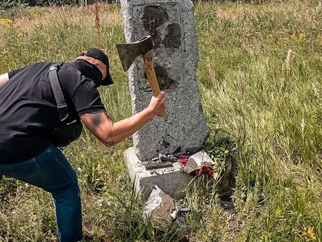 Под Харьковом депутат ОПЗЖ восстановил памятный знак дружбы украинцев и россиян. Его снесли в тот же день