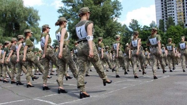 В Минобороны отреагировали на скандал с каблуками девушек-военных на параде