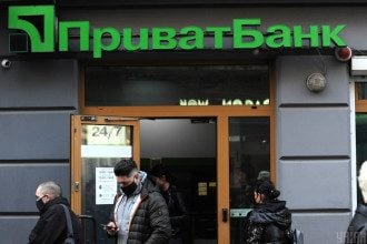     Деньги списываются, а купюры не выдаются: украинцы жалуются на сбой в работе банкоматов ПриватБанка    