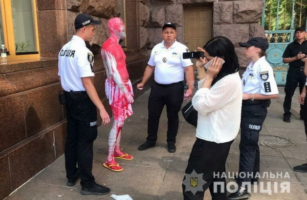В Киеве после парада облили краской флагшток под КГГА, полиция открыла производство