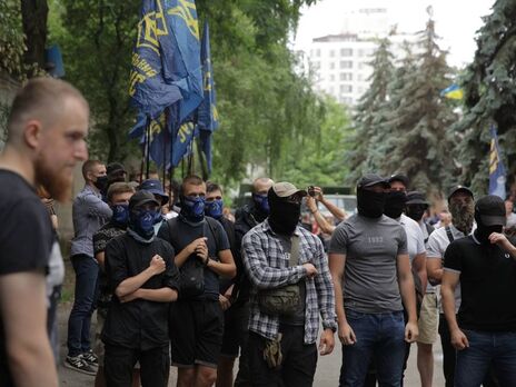 В Киеве "Нацкорпус" пикетирует Шевченковский райсуд. Там избирают меру пресечения активистам партии по делу о рэкете