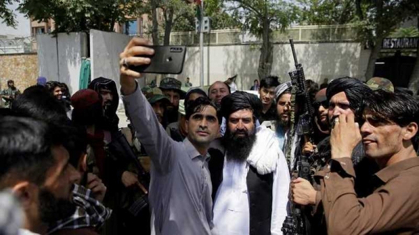 Новые запреты: талибы будут наказывать за селфи, длинные волосы и белые кроссовки
