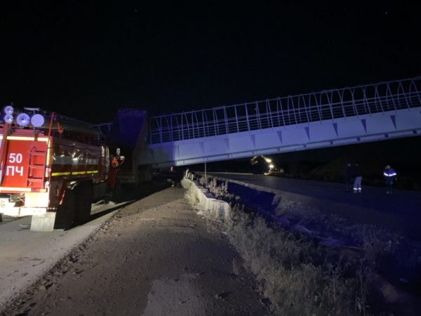 В РФ пешеходный мост обрушился на самосвал и Газель: есть погибшие