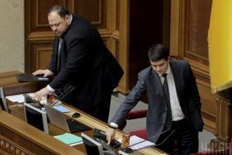     Арахамия, Стефанчук и Разумков прилюдно поругались из-за законопроекта об олигархах    