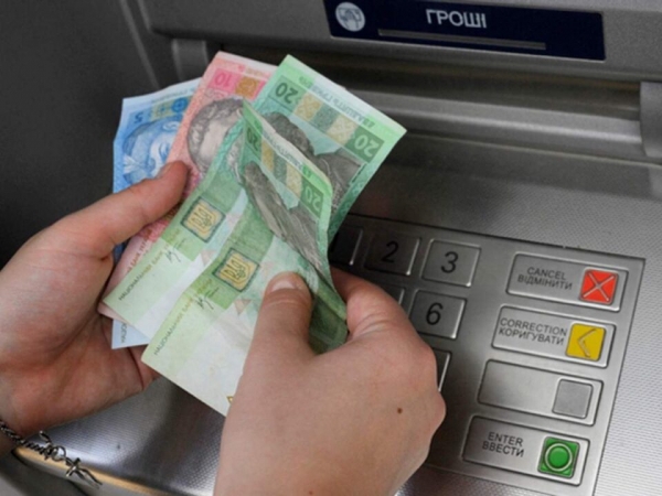 Банкоматы все чаще выдают украинцам поддельные купюры: куда обращаться