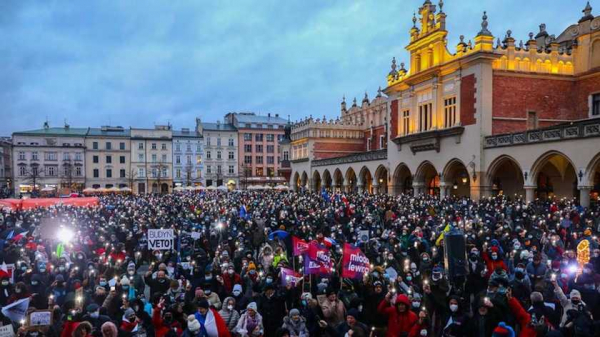В Польше люди массово вышли на протесты из-за нового закона о СМИ