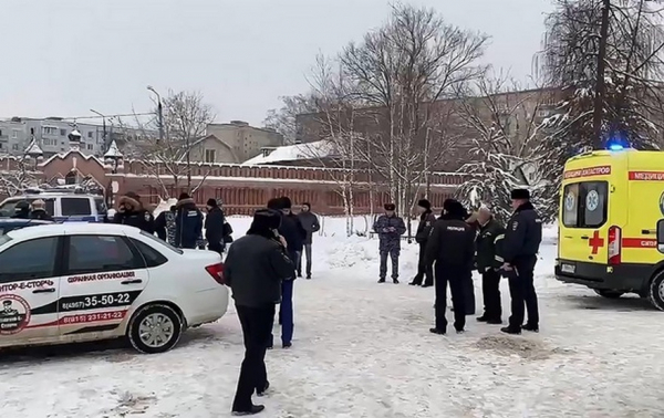 В РФ подросток пронес самодельную бомбу в гимназию при монастыре: пострадали дети