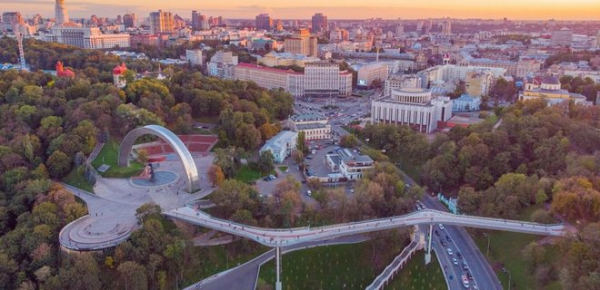 
Київрада розірвала договір оренди на землю під "мостом Кличка" 