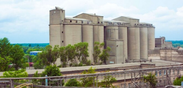 
Ірландська CRH купує два цементні заводи в Україні. АМКУ почав розглядати угоду 