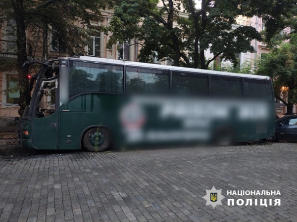 У центрі Одеси чоловік підпалив квестовий автобус