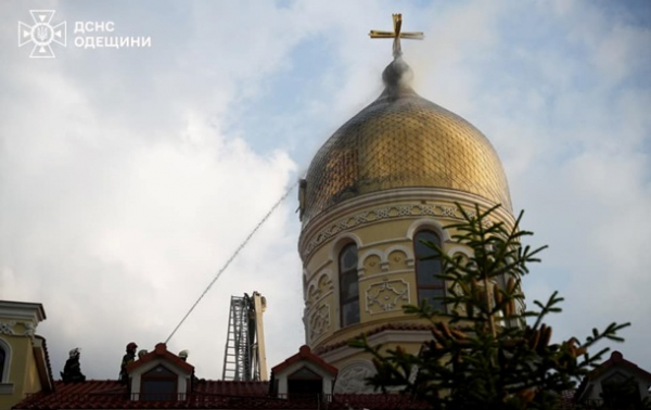 В Одесі блискавка влучила в купол храму, виникла пожежа