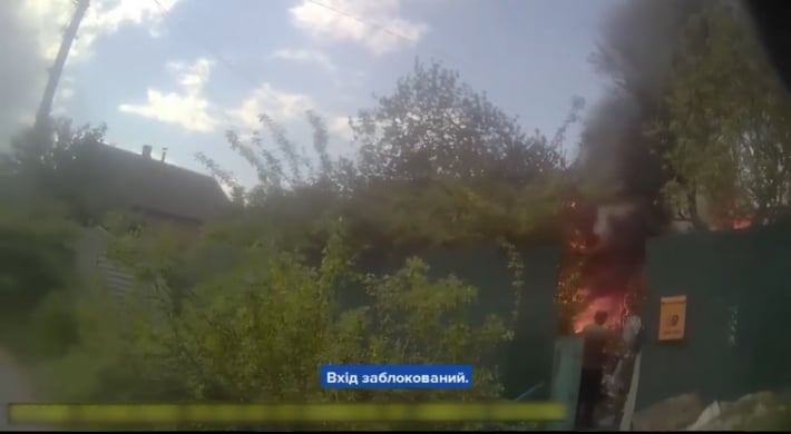 В Запорожье патрульные спасли мужчину из горящего дома