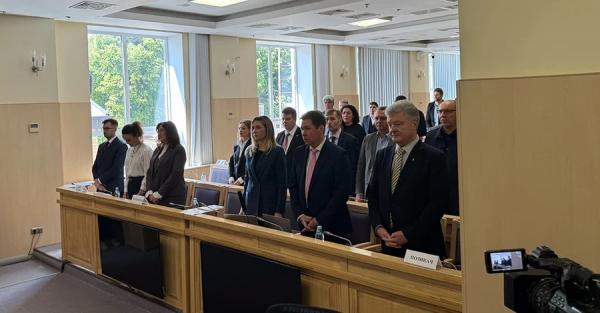 Суд задовольнив клопотання Порошенка про витребування підстав для санкцій