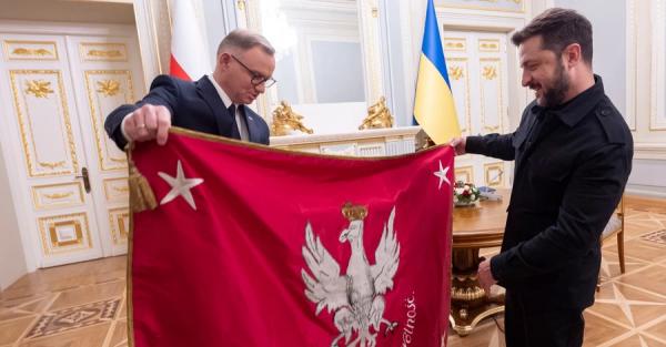 Дуда подарував Зеленському копію прапора часів повстання 1863 року