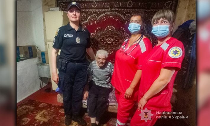 В Запорожье 76-летний дедушка провел всю ночь в лесу, пока его искали с квадрокоптером и собаками